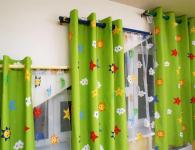 Хүүхдийн өрөөний хөшиг: Цонхны өргөн цар хүрээтэй 12 цагийн сайн загвар