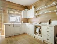 مطبخ مع نافذة – تصميم داخلي'єру кухонного простору та робочої зони біля вікна
