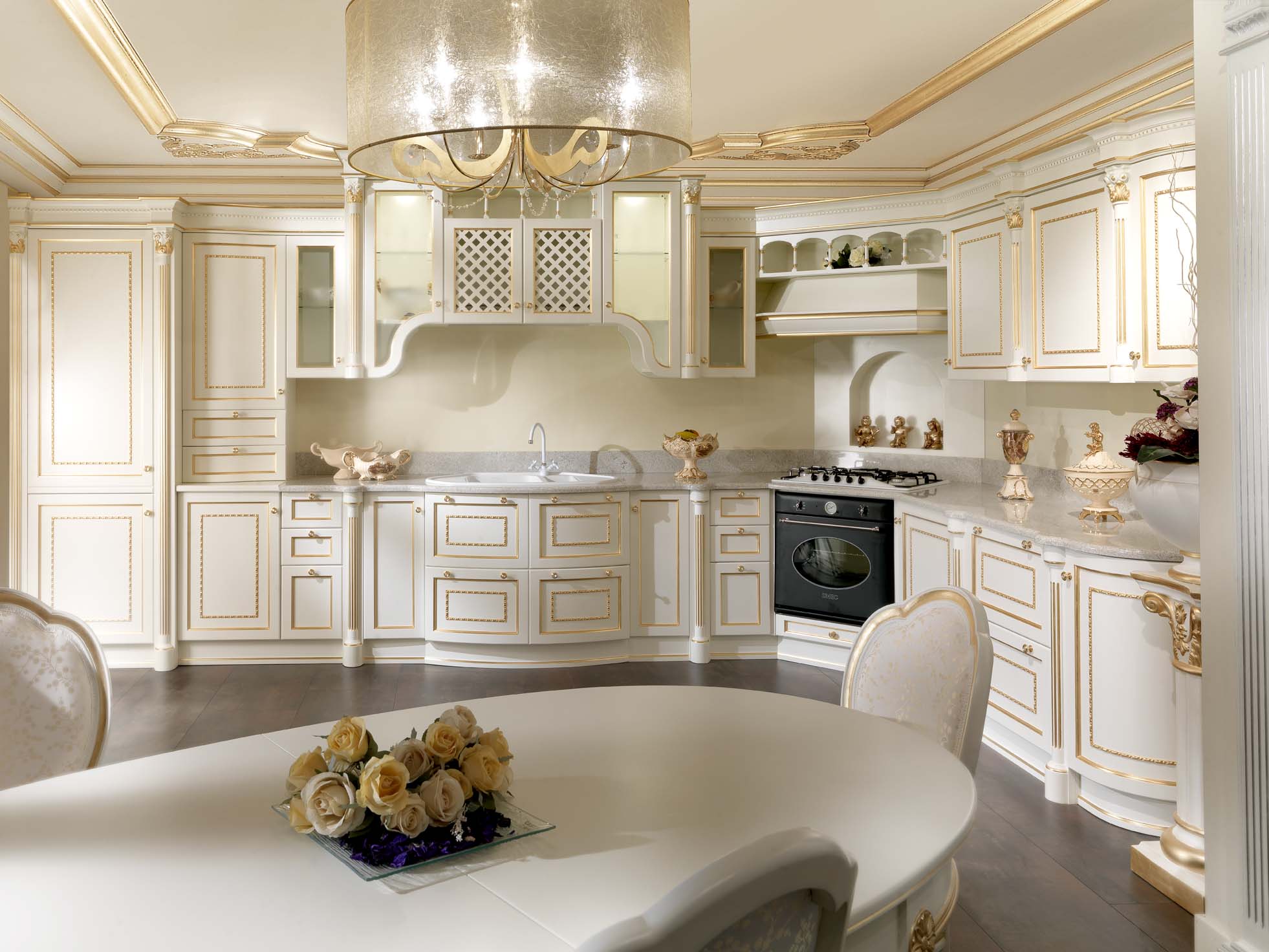 Interno di una piccola cucina in stile classico. la cucina è nello ... Cucine classiche chiare